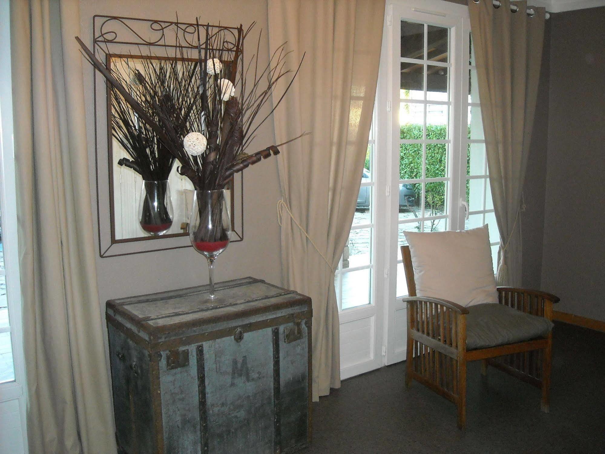 Hotel Ecusson Saint-Hilaire-de-Brethmas Buitenkant foto