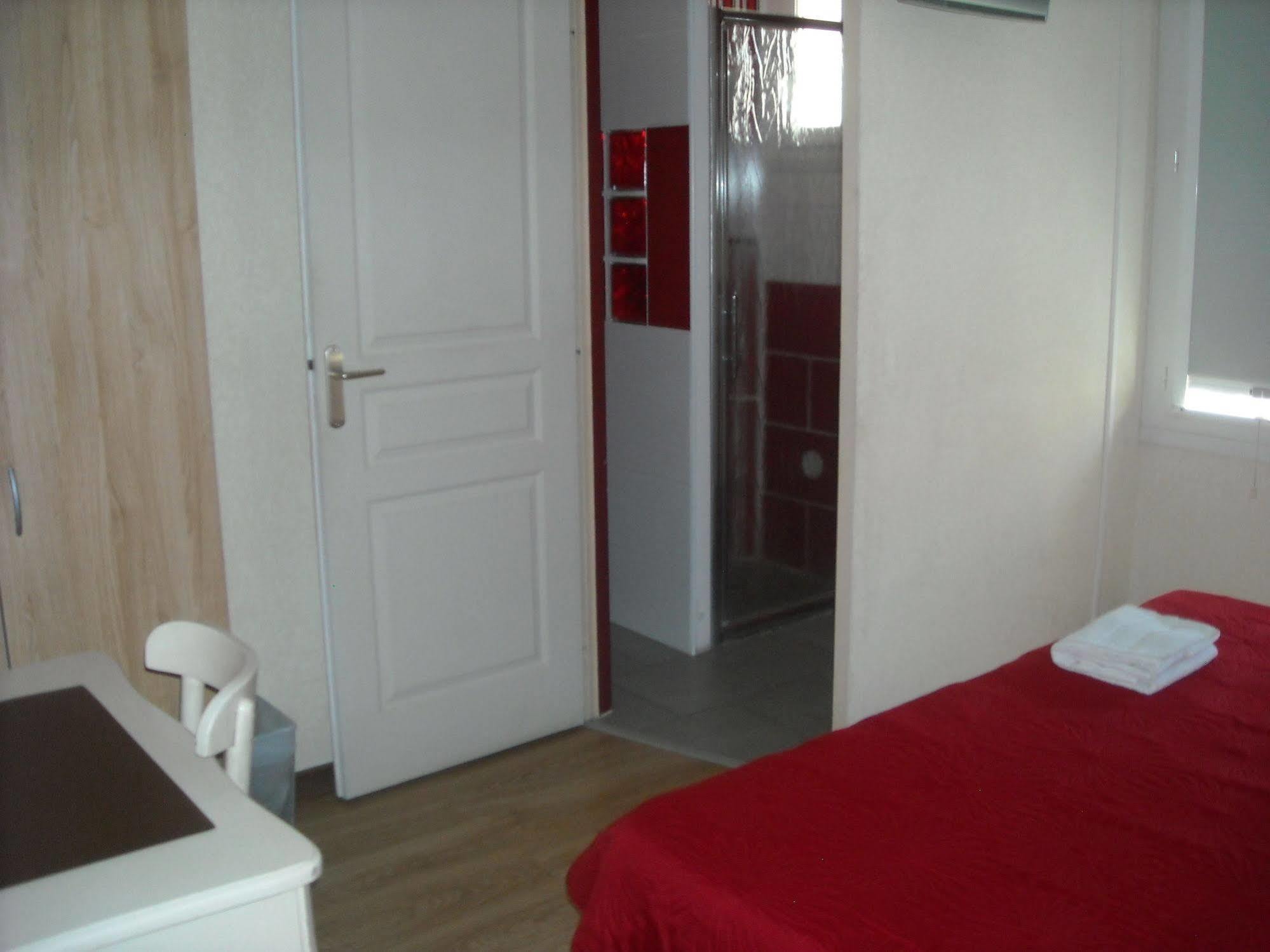 Hotel Ecusson Saint-Hilaire-de-Brethmas Buitenkant foto