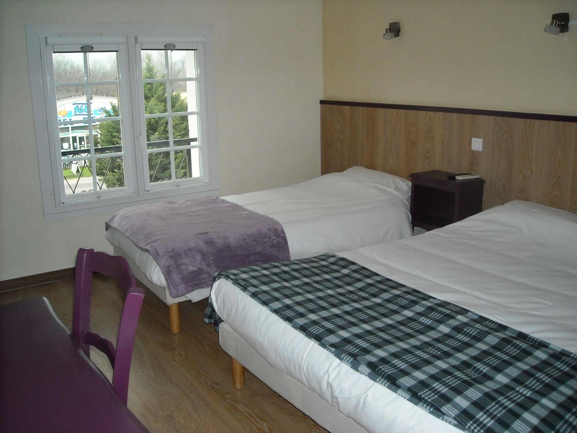 Hotel Ecusson Saint-Hilaire-de-Brethmas Buitenkant foto