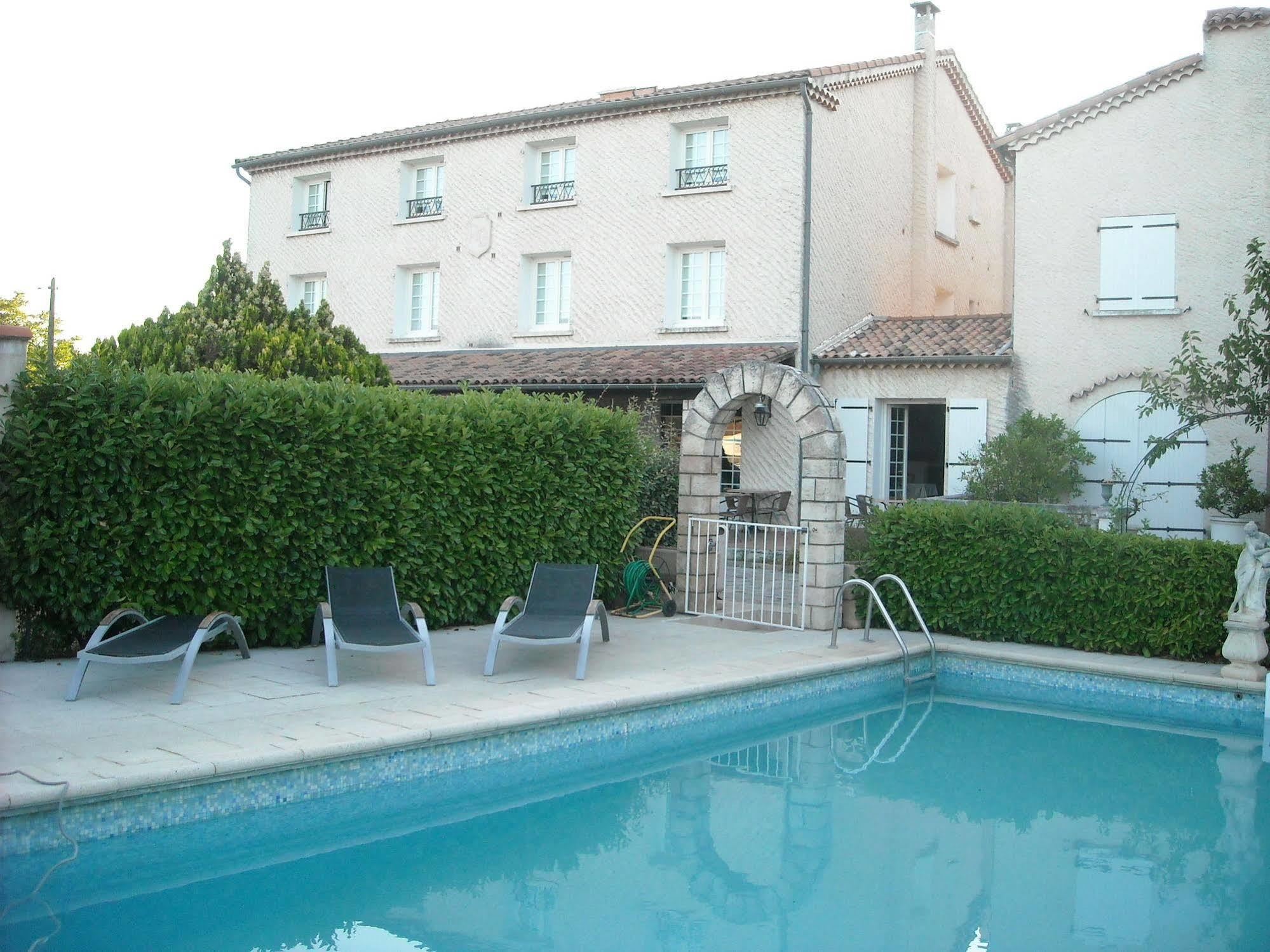 Hotel Ecusson Saint-Hilaire-de-Brethmas Buitenkant foto