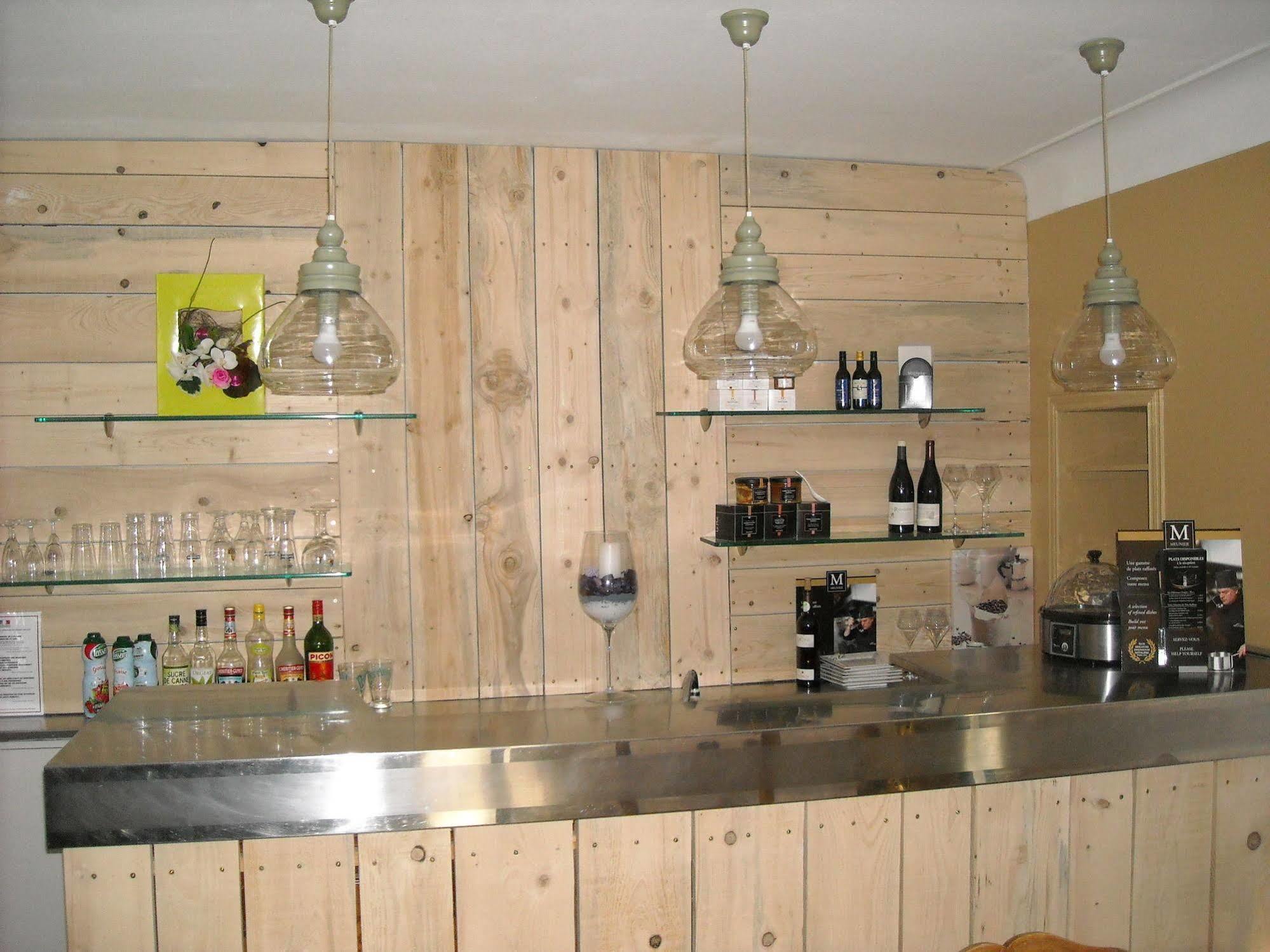 Hotel Ecusson Saint-Hilaire-de-Brethmas Buitenkant foto
