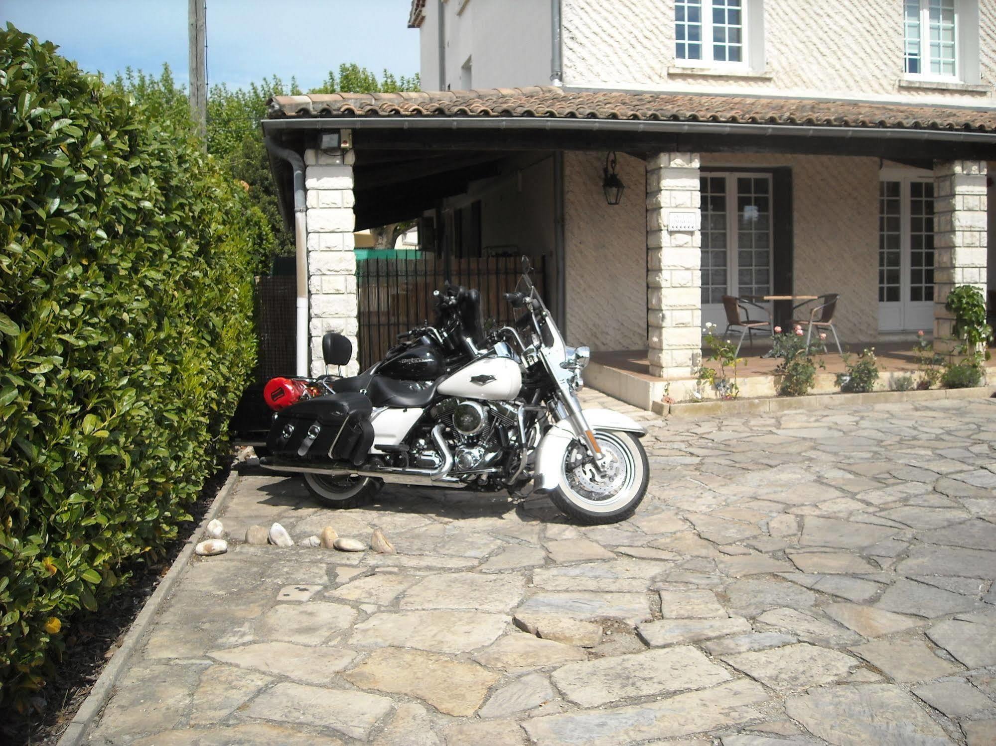 Hotel Ecusson Saint-Hilaire-de-Brethmas Buitenkant foto