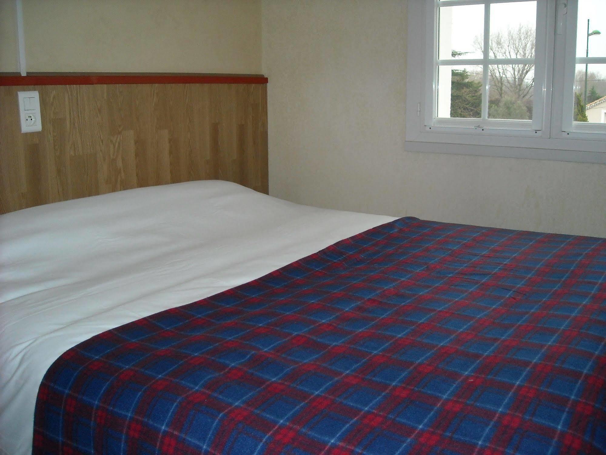 Hotel Ecusson Saint-Hilaire-de-Brethmas Buitenkant foto