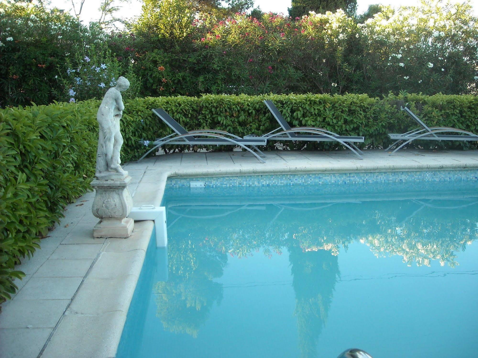 Hotel Ecusson Saint-Hilaire-de-Brethmas Buitenkant foto