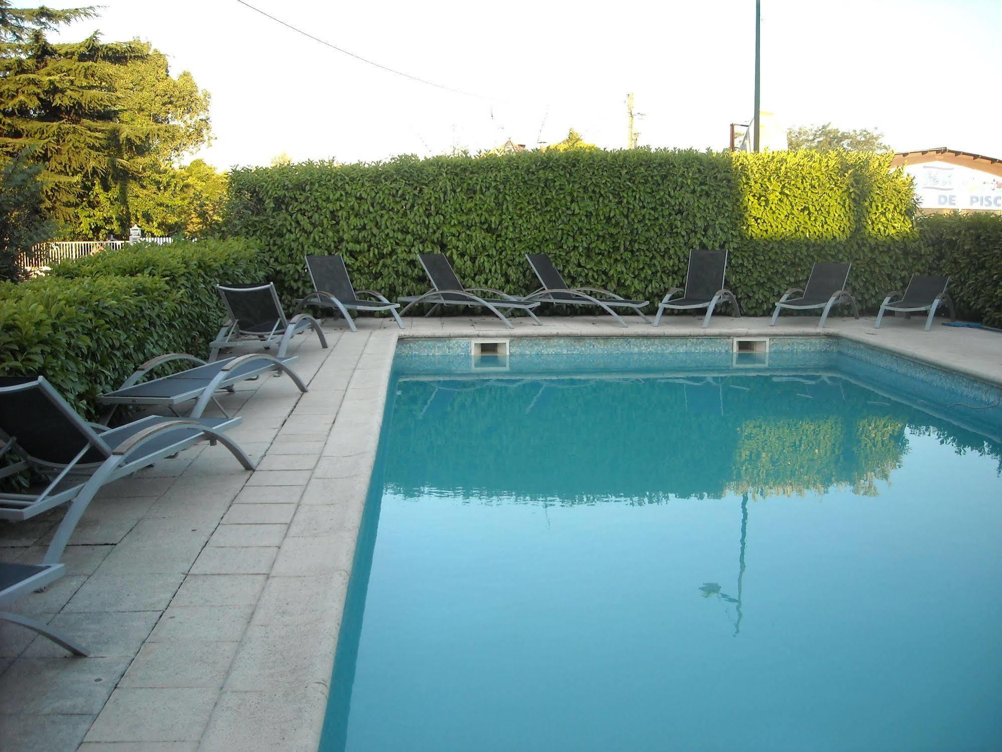 Hotel Ecusson Saint-Hilaire-de-Brethmas Buitenkant foto