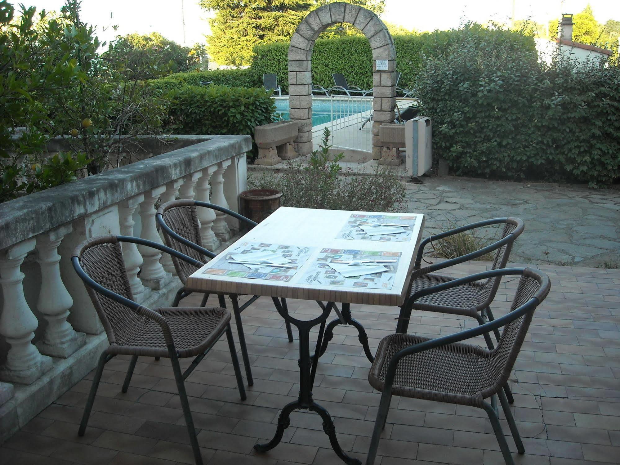 Hotel Ecusson Saint-Hilaire-de-Brethmas Buitenkant foto