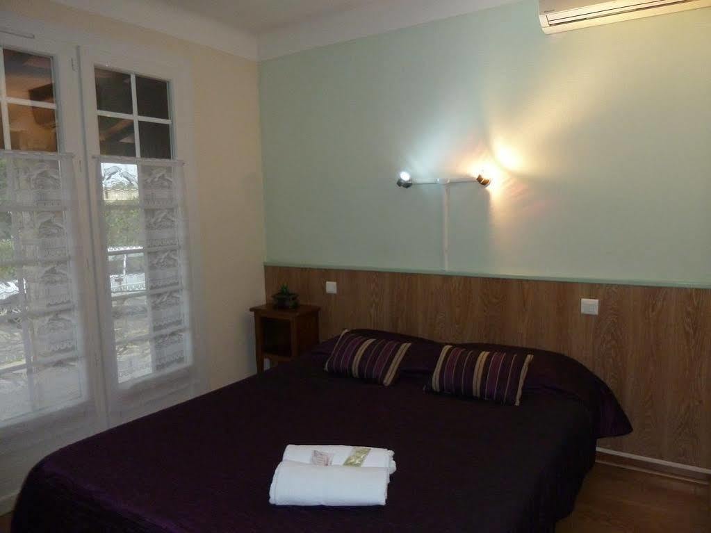 Hotel Ecusson Saint-Hilaire-de-Brethmas Buitenkant foto