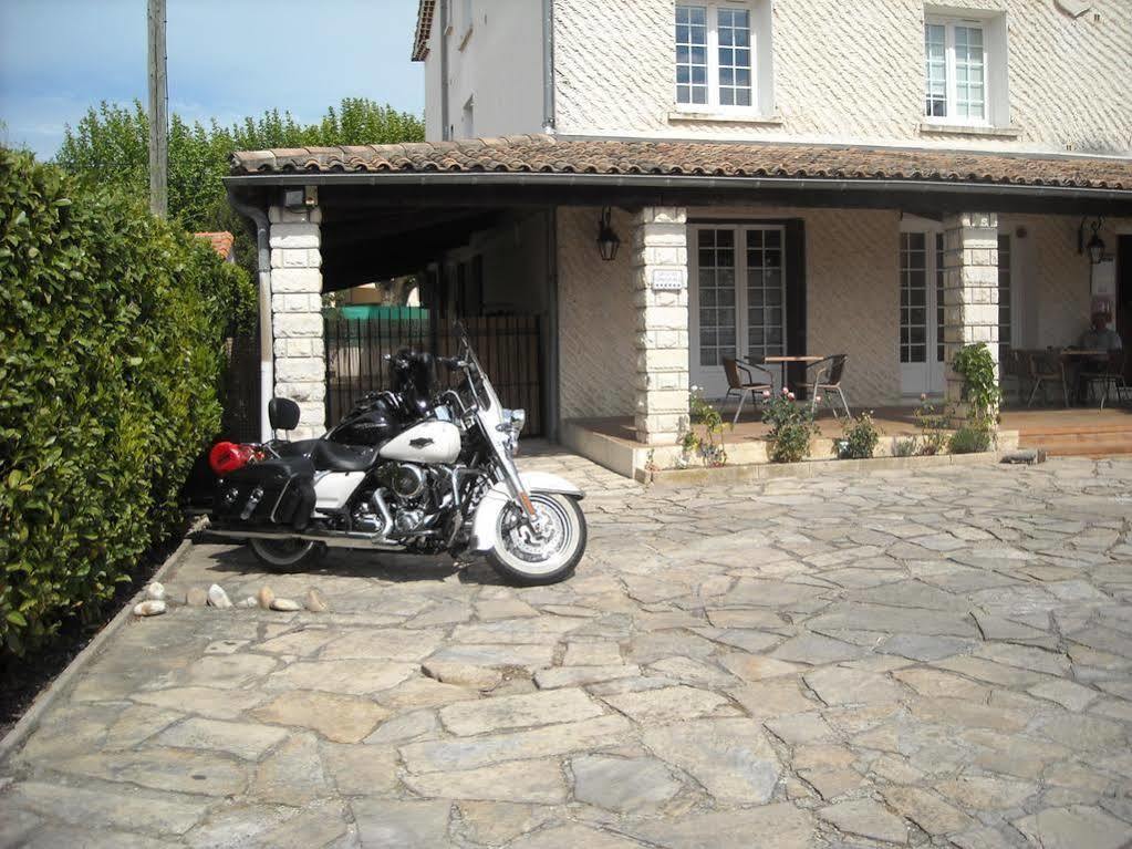 Hotel Ecusson Saint-Hilaire-de-Brethmas Buitenkant foto