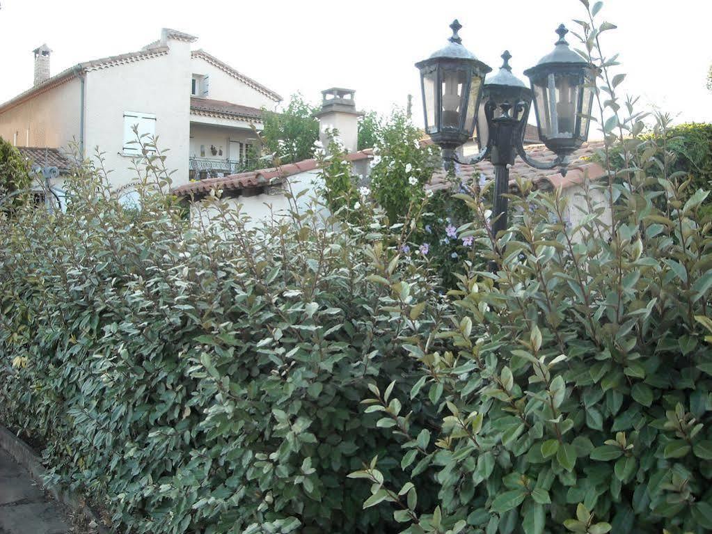 Hotel Ecusson Saint-Hilaire-de-Brethmas Buitenkant foto