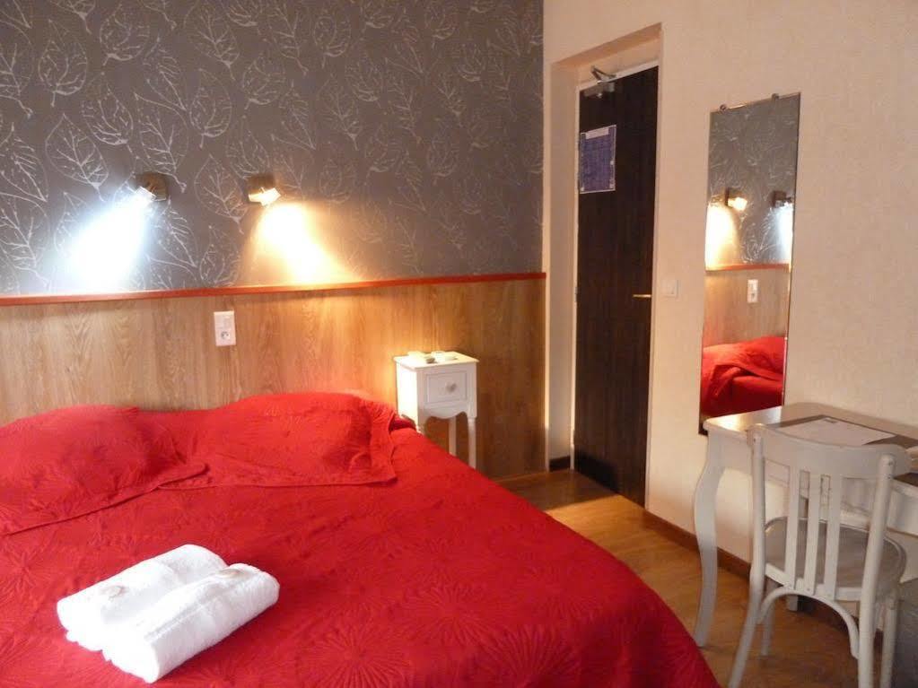 Hotel Ecusson Saint-Hilaire-de-Brethmas Buitenkant foto