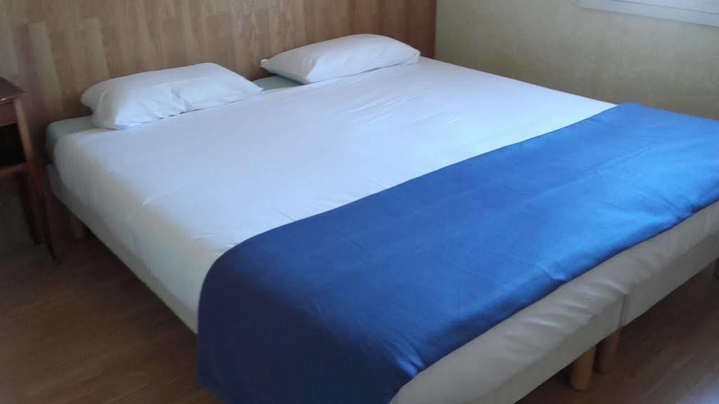 Hotel Ecusson Saint-Hilaire-de-Brethmas Buitenkant foto