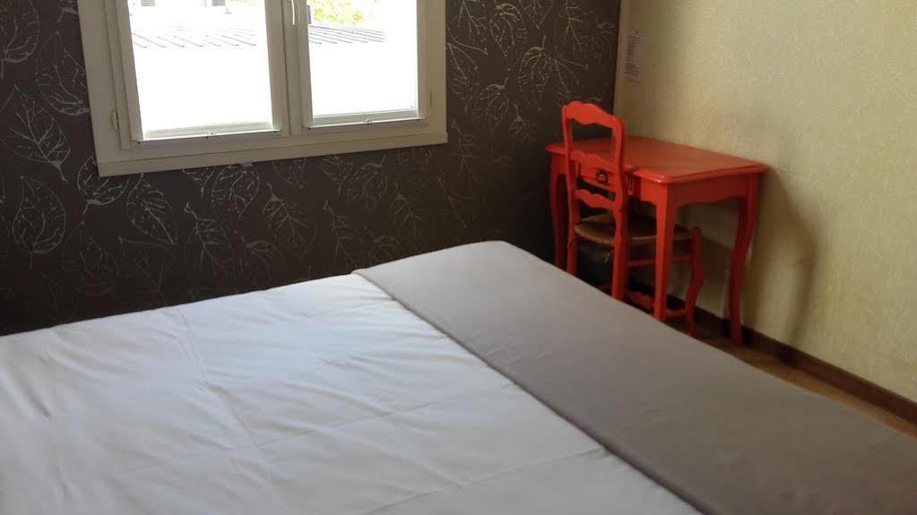 Hotel Ecusson Saint-Hilaire-de-Brethmas Buitenkant foto